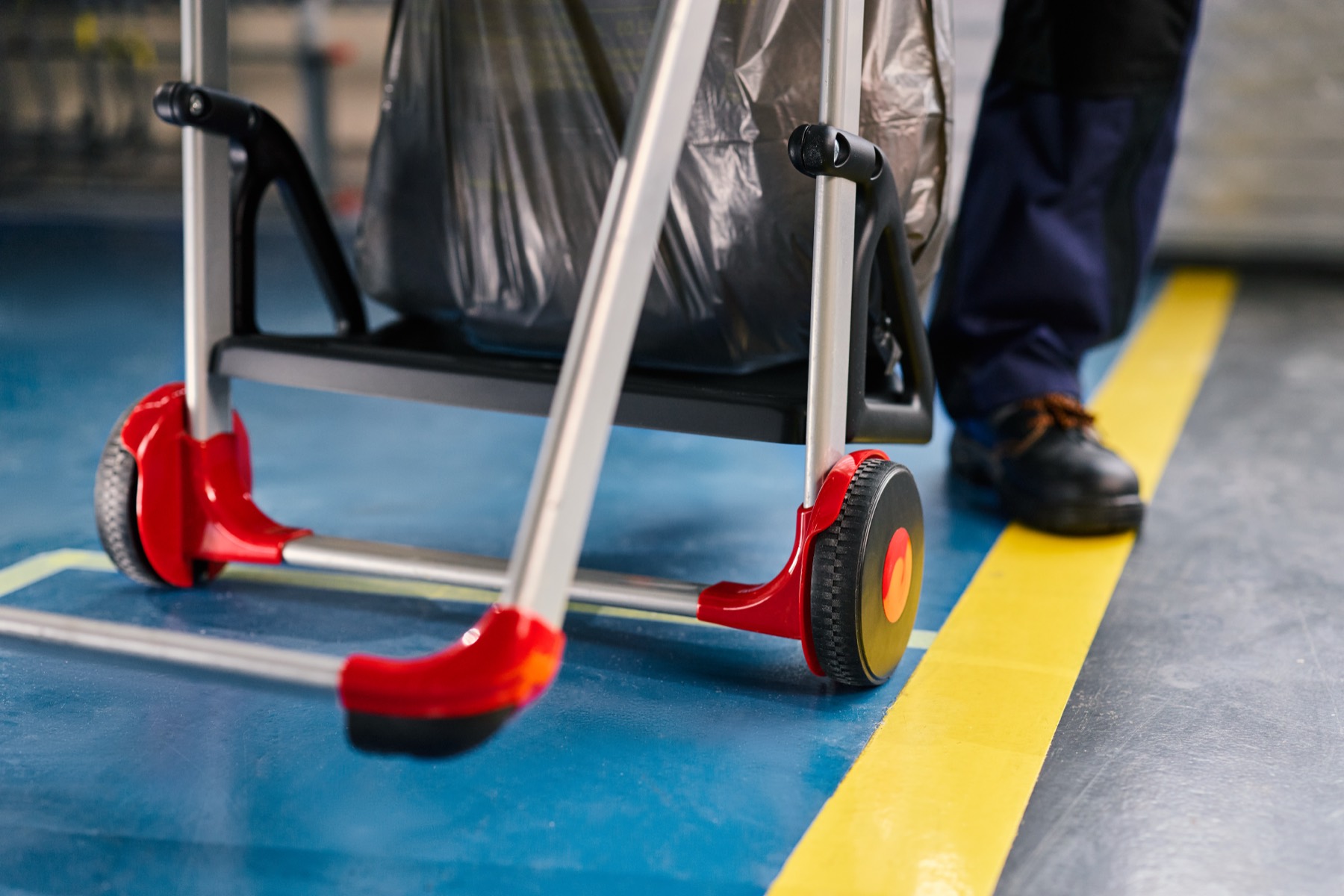 Detailopname van de wielen van een Tork-schoonmaaktrolley op de fabrieksvloer